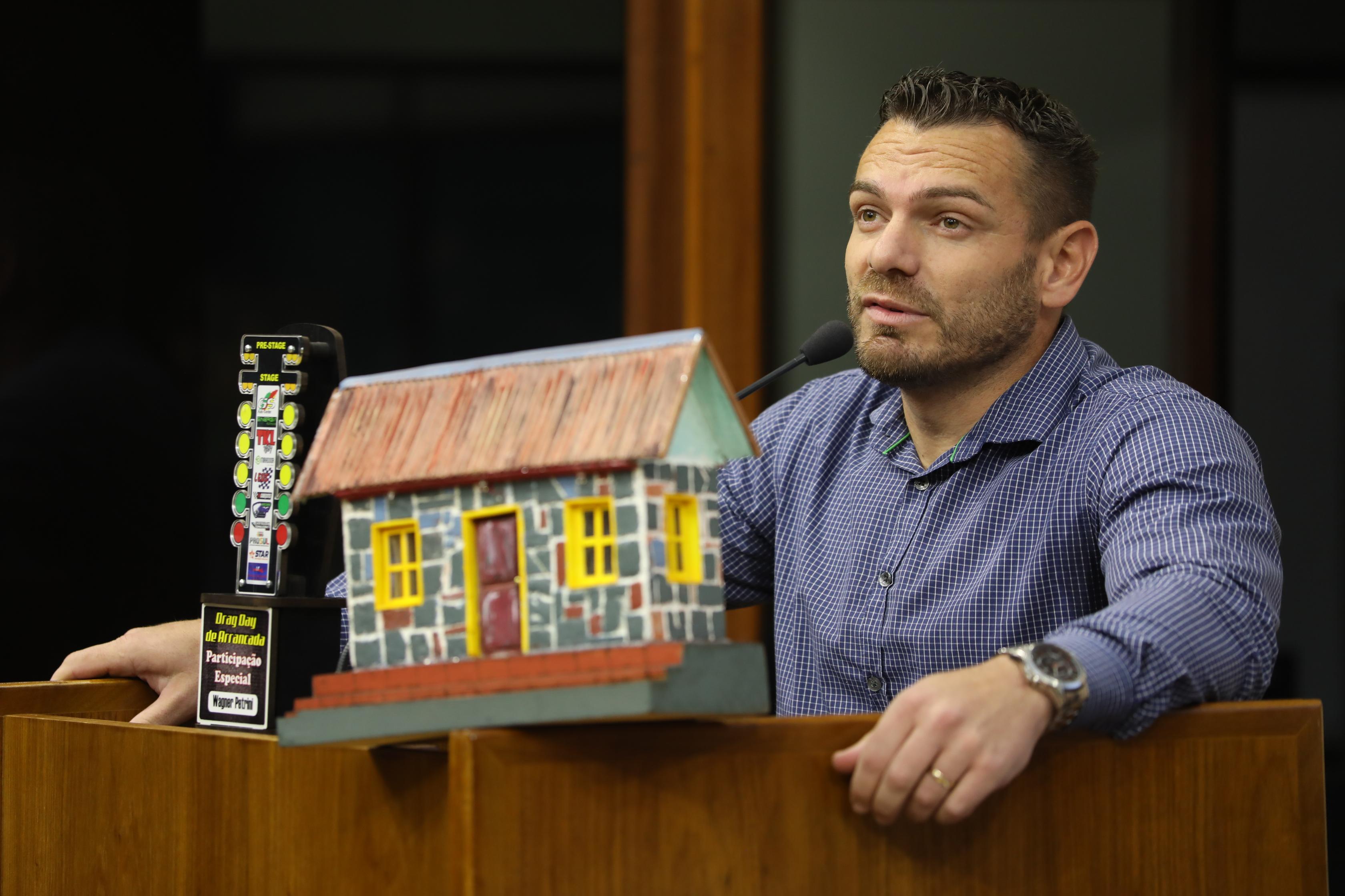 Wagner Petrini retorna ao Legislativo e divulga programas de habitação