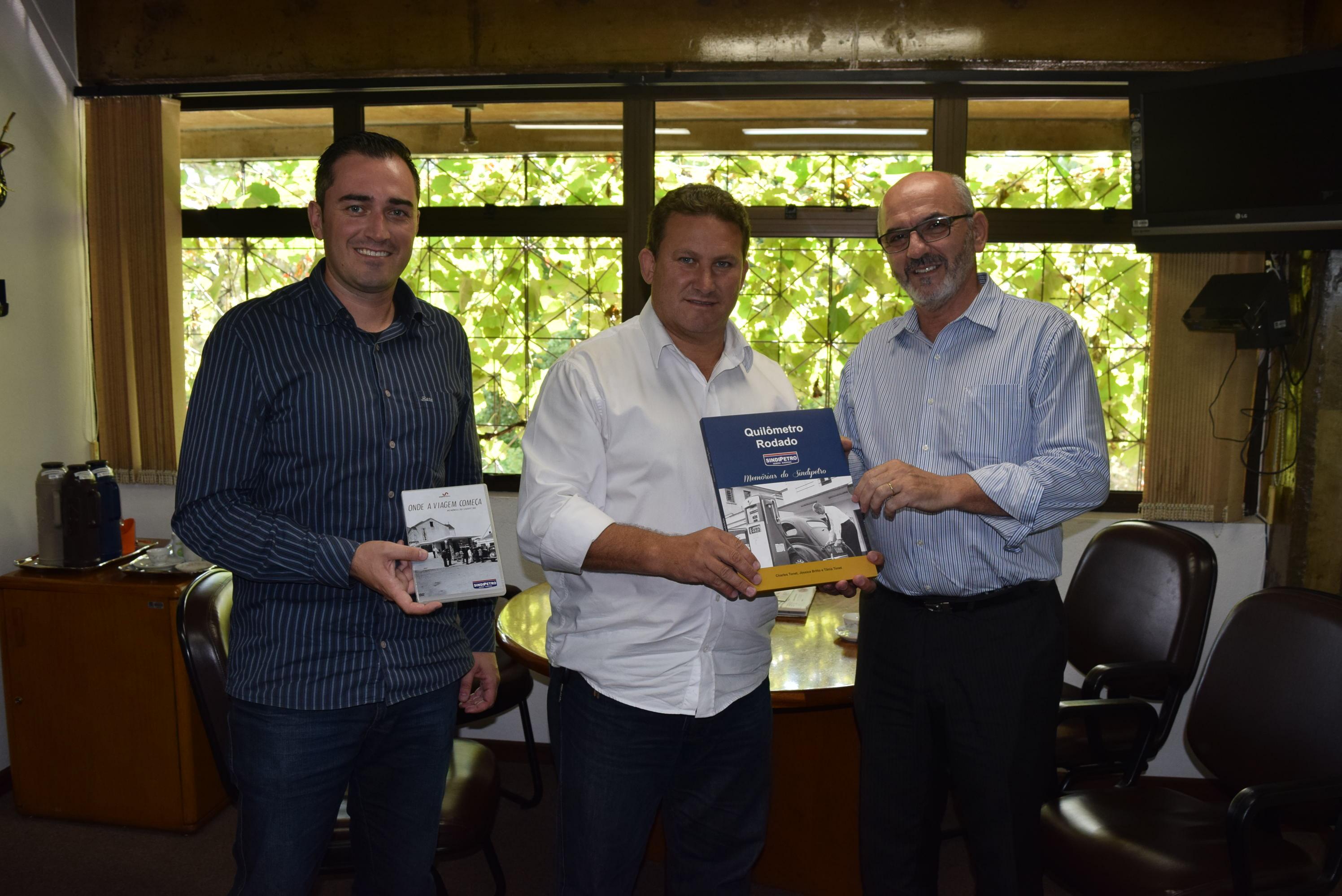 Sindipetro faz entrega de livro à Câmara Municipal de Caxias do Sul