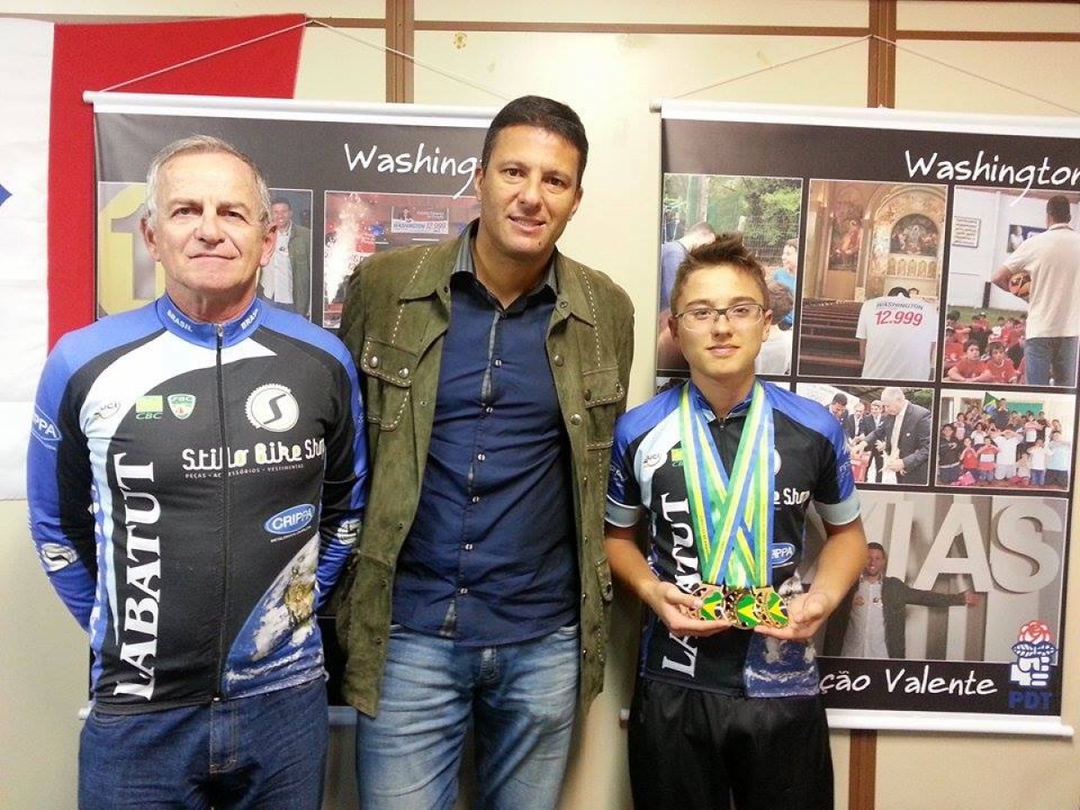 Vereador Washington recebe atleta caxiense campeão brasileiro de Ciclismo de Pista Júnior