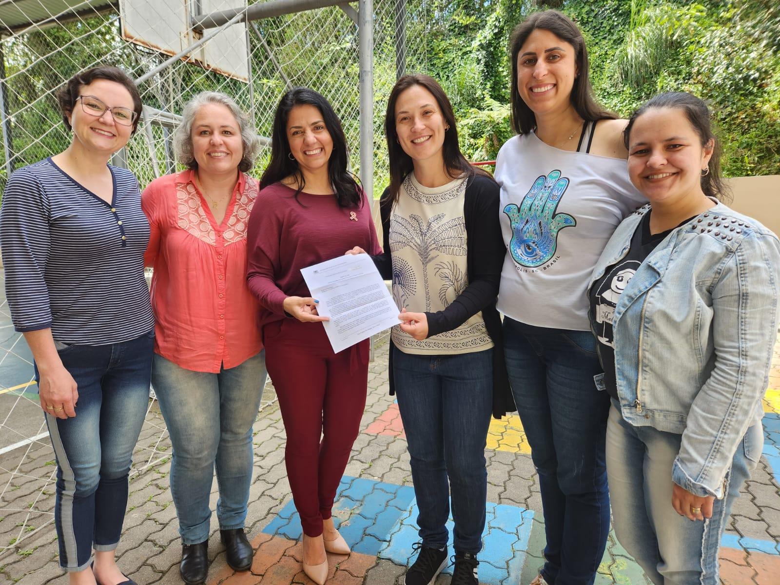 Vereadora Marisol Santos entrega voto de congratulações para Escola Madre Assunta