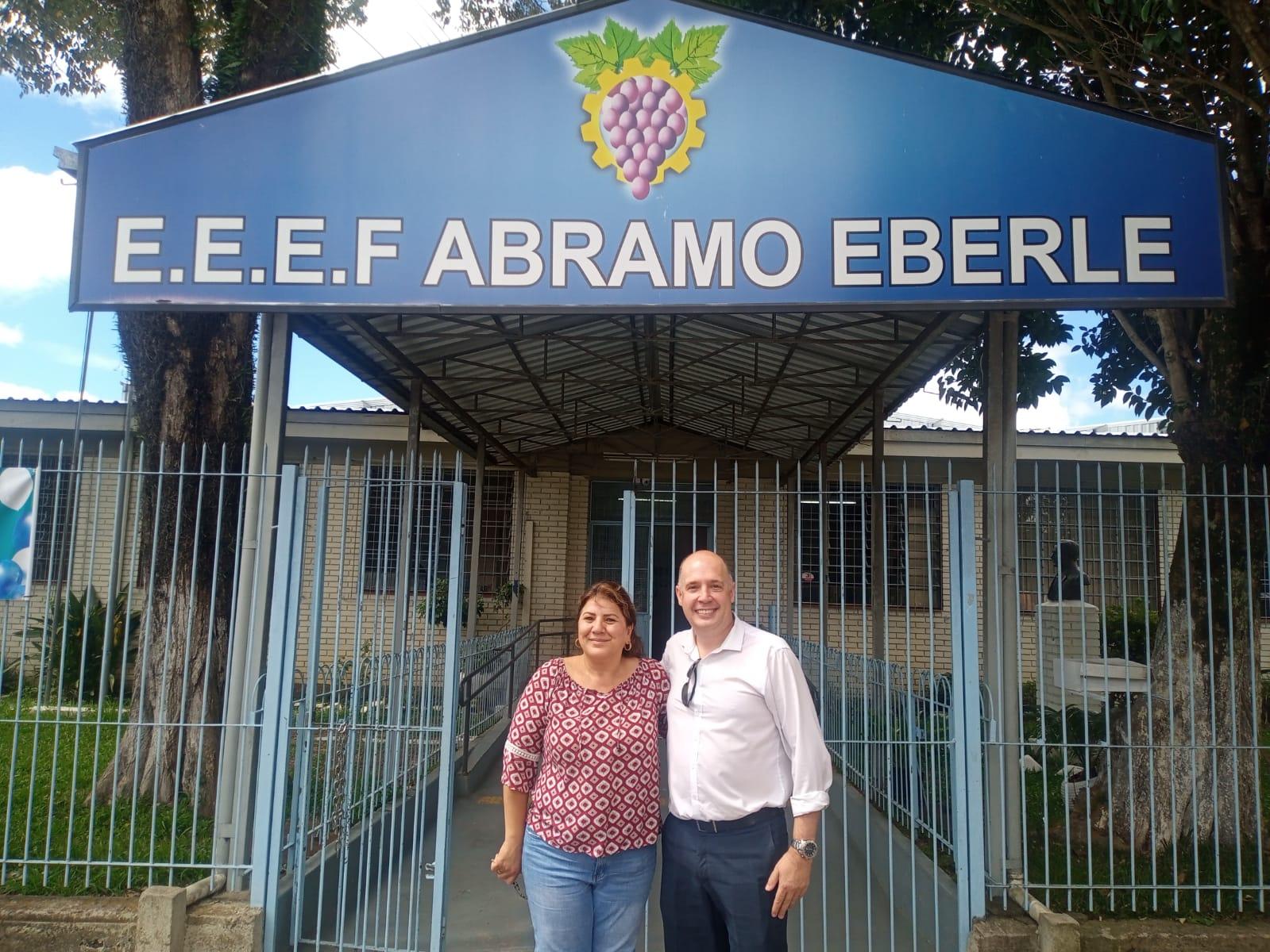 Líder de governo visita escola Abramo Eberle