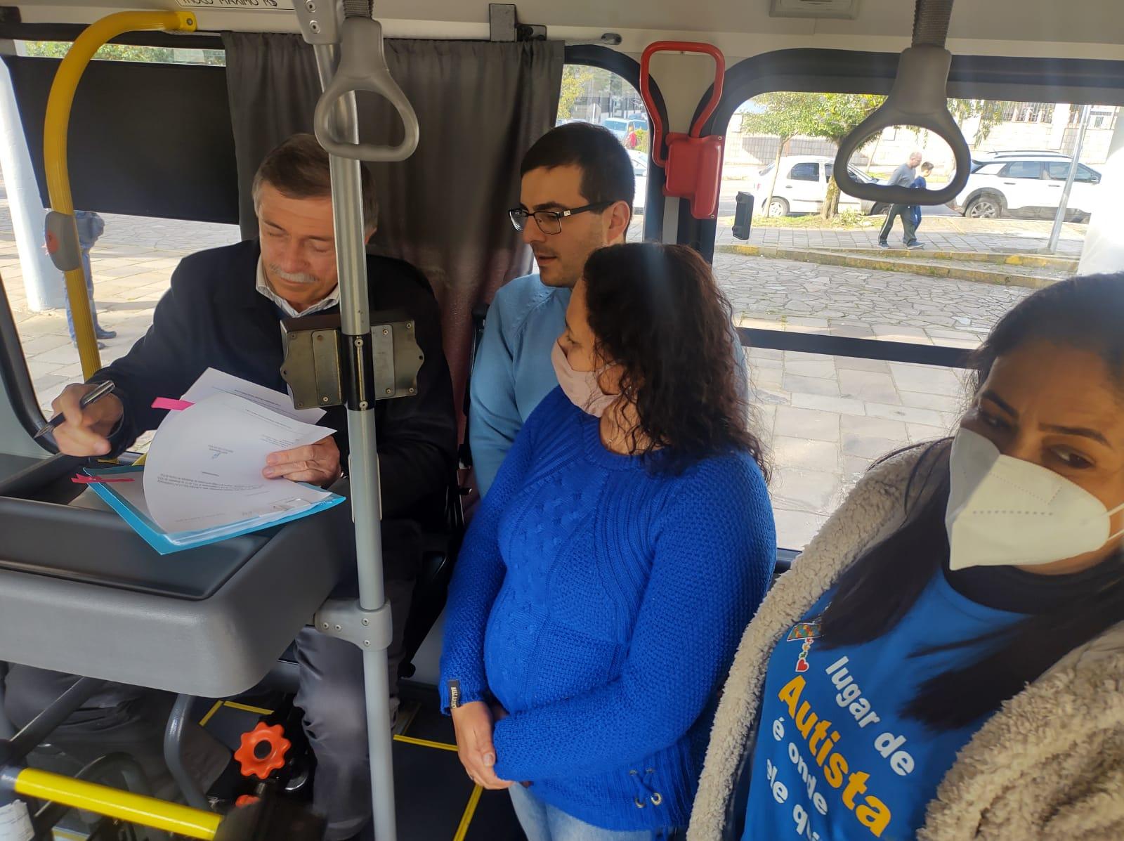 Adesivos que ampliam acesso para autistas no transporte coletivo de Caxias do Sul começam ser instalados