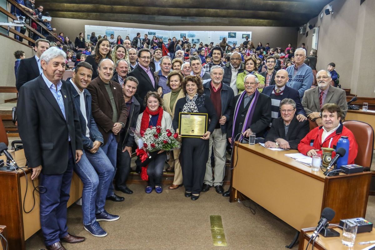 Legislativo caxiense homenageia a Escola Municipal Laurindo Formolo por 25 anos