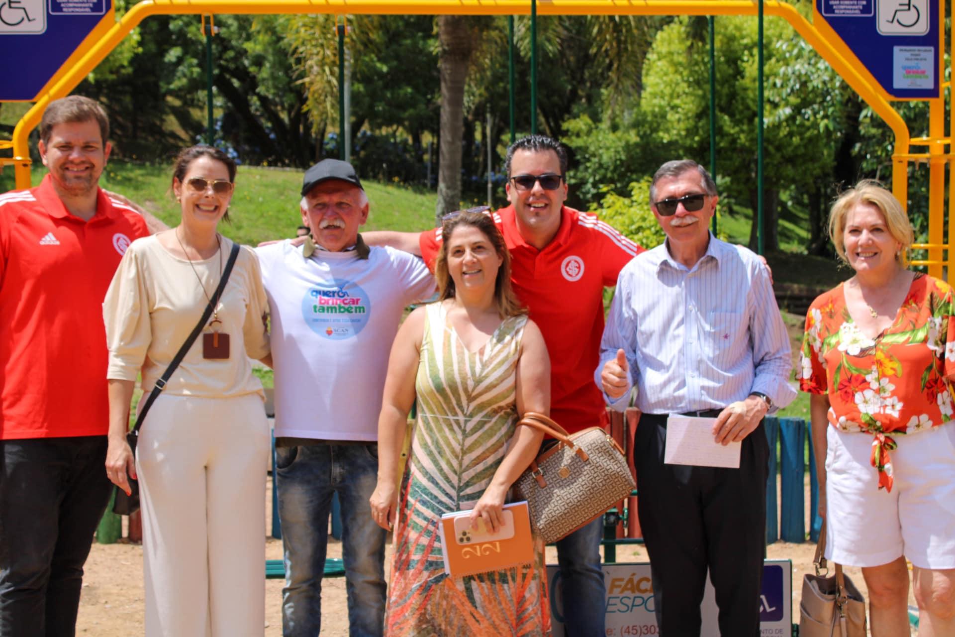 Camillis participa da inauguração de brinquedos inclusivos no Parque Getúlio Vargas