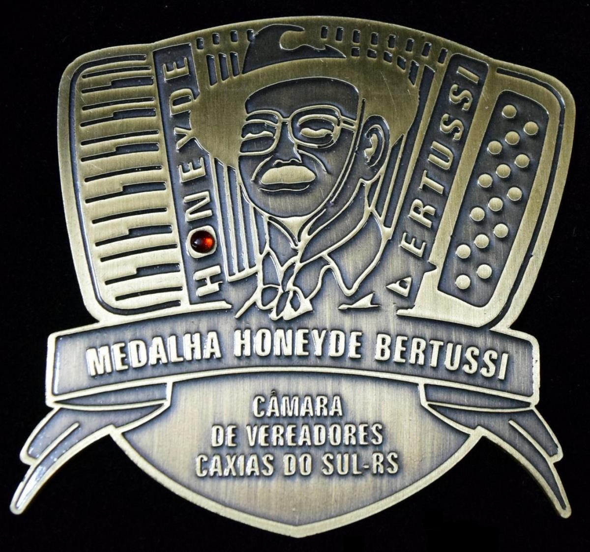 Quatro nomes são indicados para a Comenda Medalha Honeyde Bertussi 2016