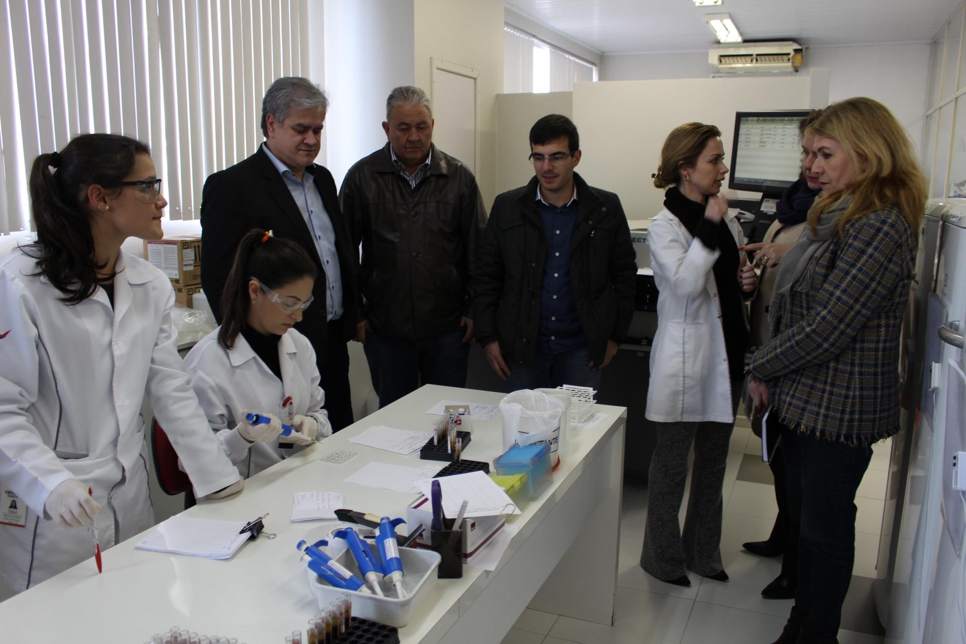 Comissão de Saúde da Câmara conhece estrutura do Laboratório de Análises Clínicas do Hospital Virvi Ramos