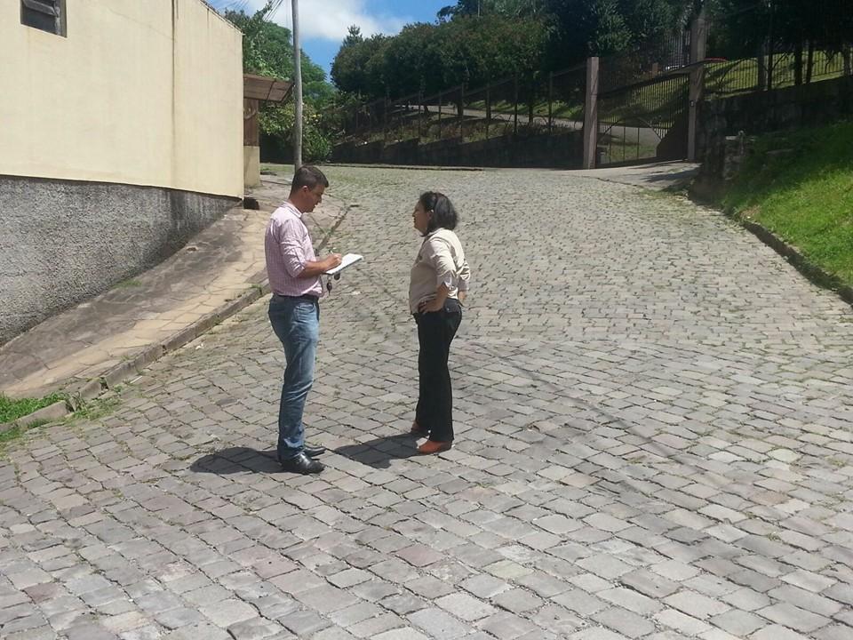 Neri, O Carteiro confere demandas no bairro Marechal Floriano