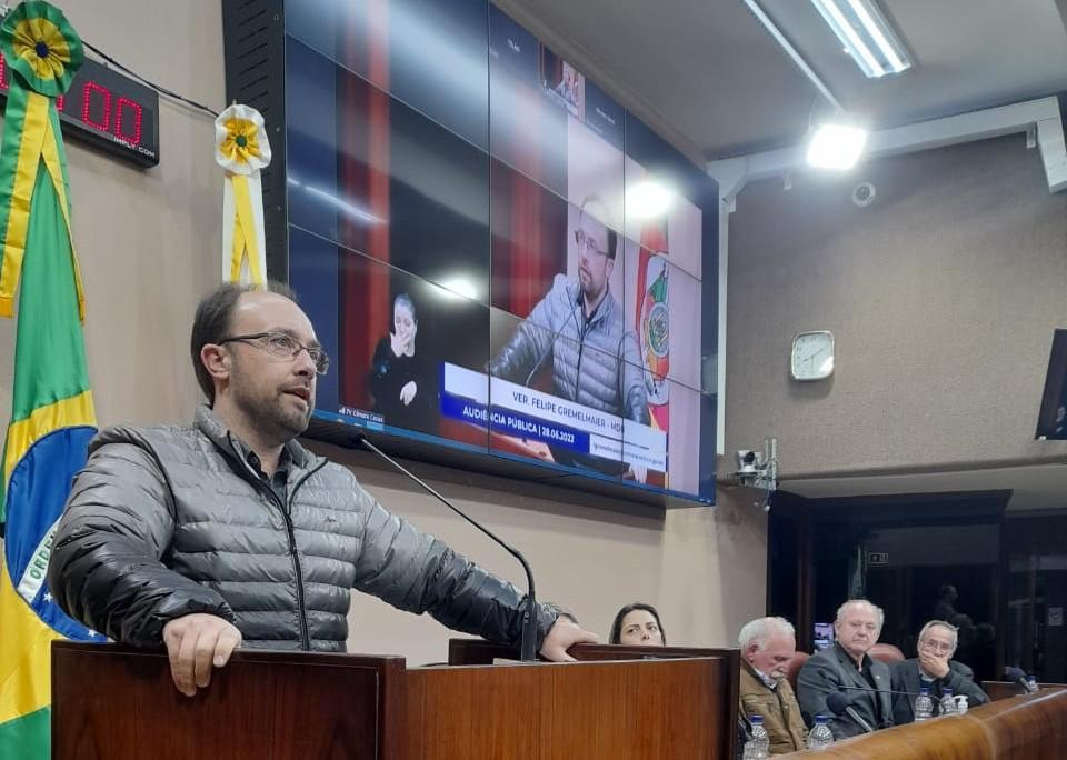 Felipe Gremelmaier discursa contra emendas impositivas para vereadores