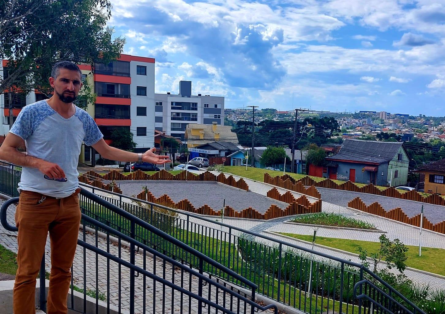 Vereador Juliano Valim visita obra em andamento no bairro Universitário