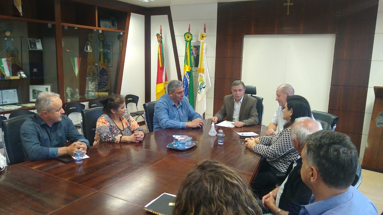 Gladis participa da assinatura da ordem de início das obras da estrada municipal Menino Jesus em Forqueta