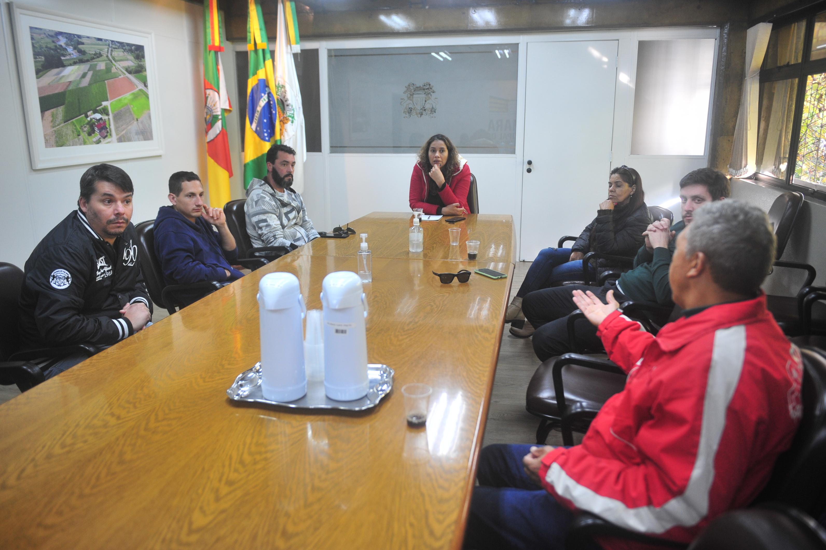 Denise Pessôa recebe representantes de associações de reciclagem da cidade