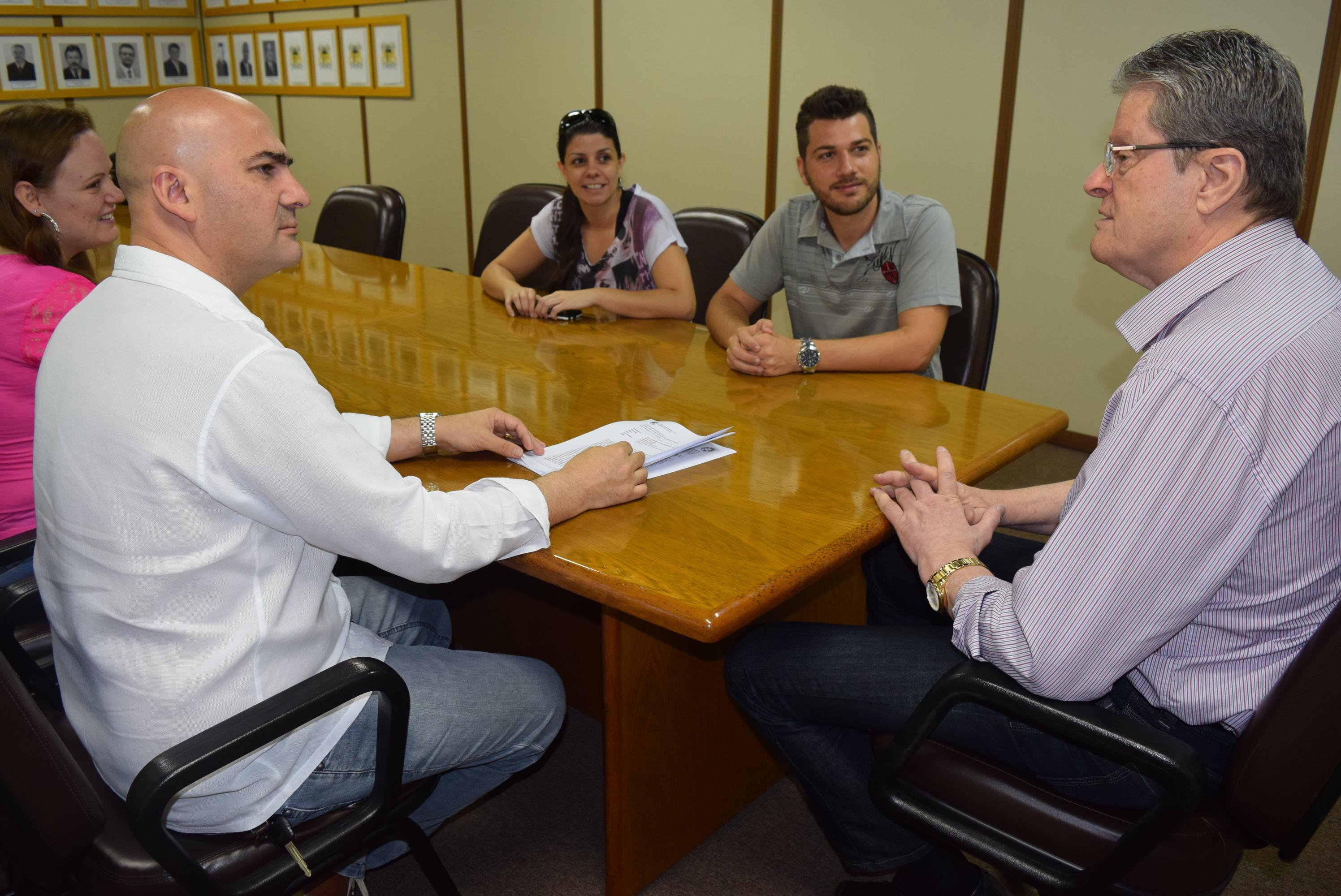 Presidente Cassina recebe pedido de apoio de candidatos a fiscal do município