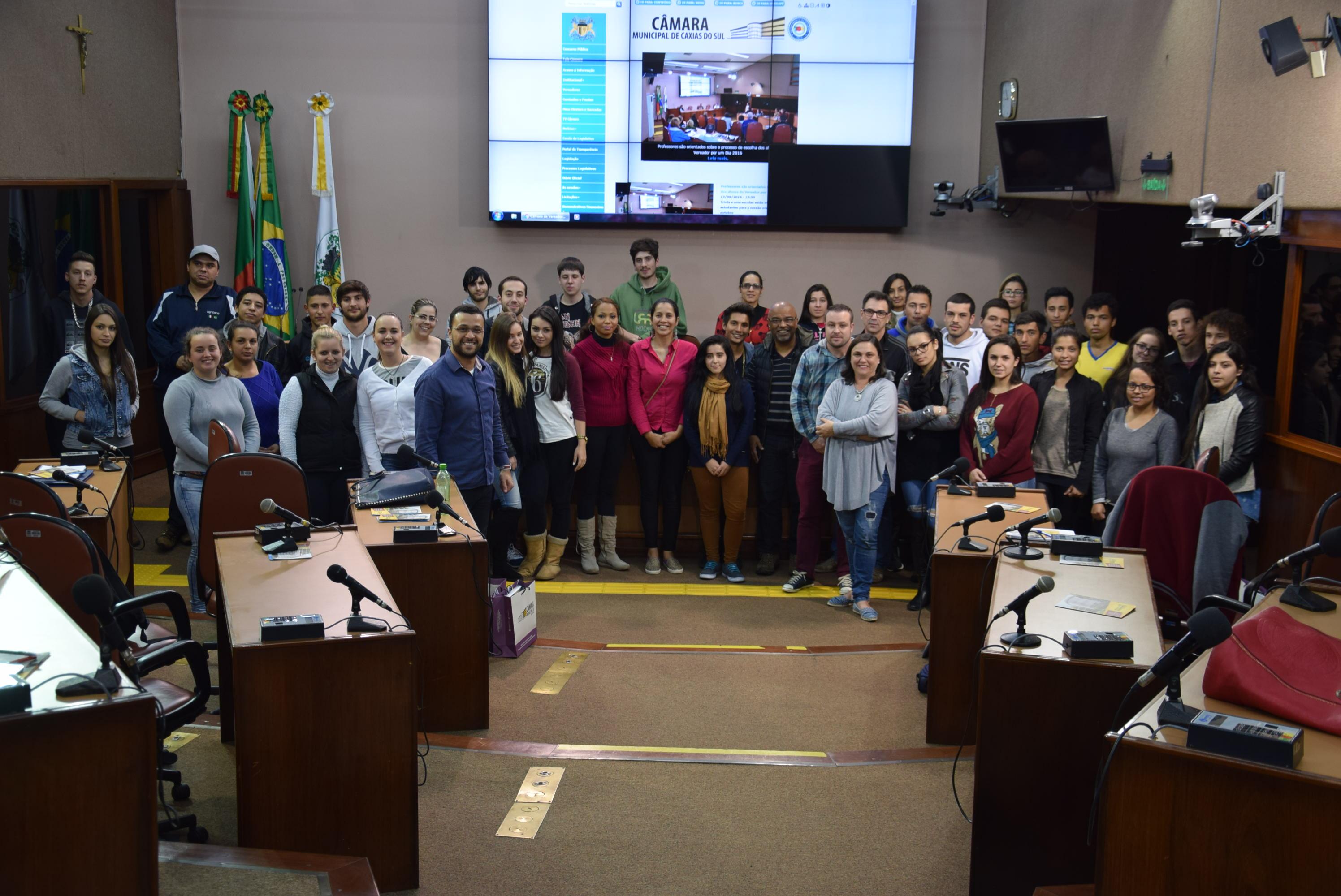 Estudantes do Cursão visitam Parlamento municipal e acompanham aula no plenário caxiense 