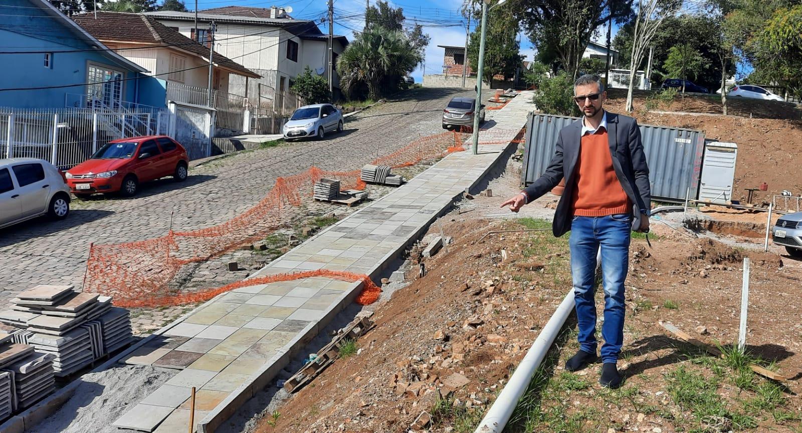 Juliano Valim visita obra em andamento no bairro Universitário