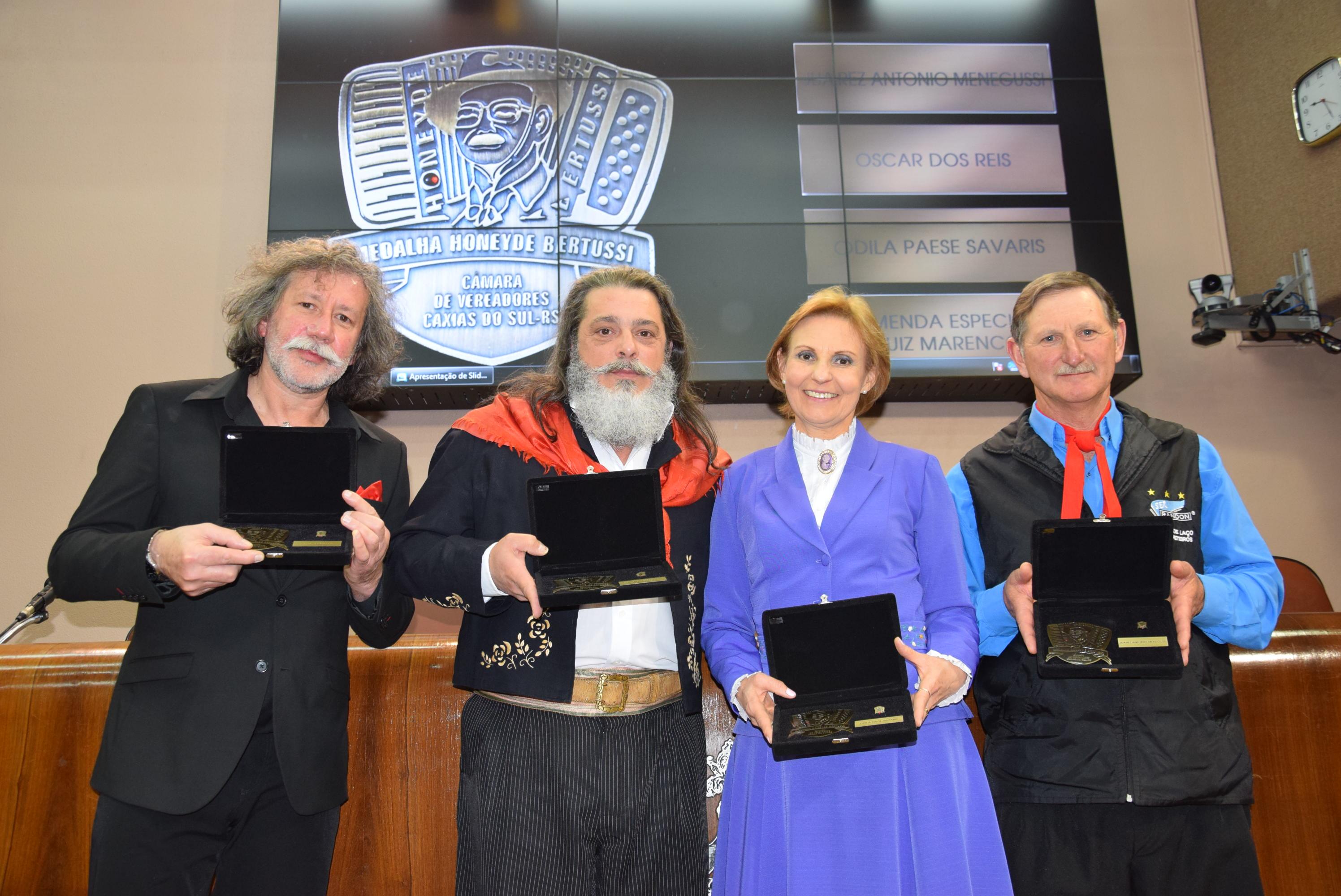 Oscar dos Reis, Luiz Marenco, Odila Savaris e Juarez Menegussi comemoram a Comenda Medalha Honeyde Bertussi 2016