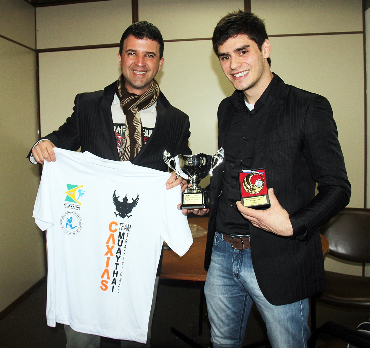 Vereador Neri, O Carteiro recebe o campeão de muay thai Felipe de Gois
