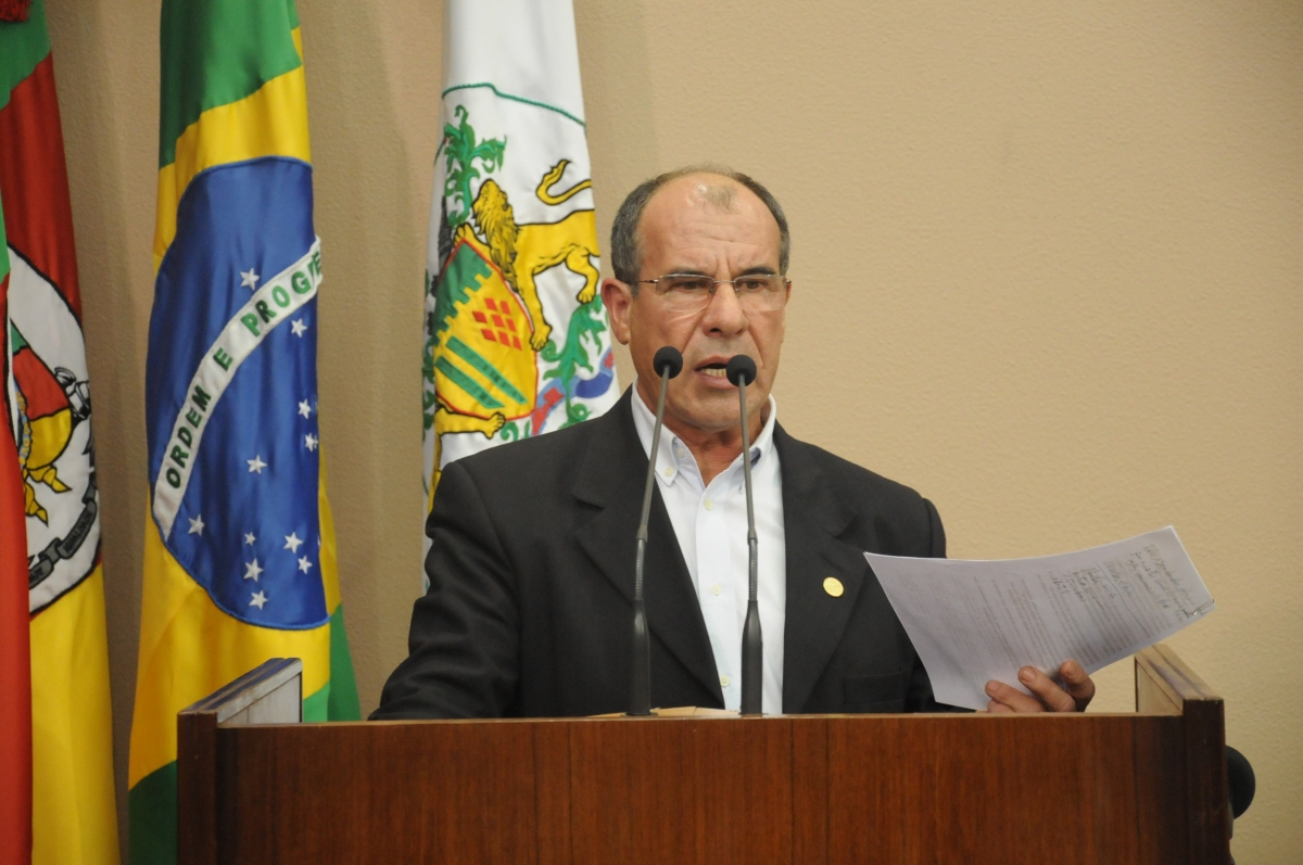 Flávio Dias propõe um banco público de ração para animais