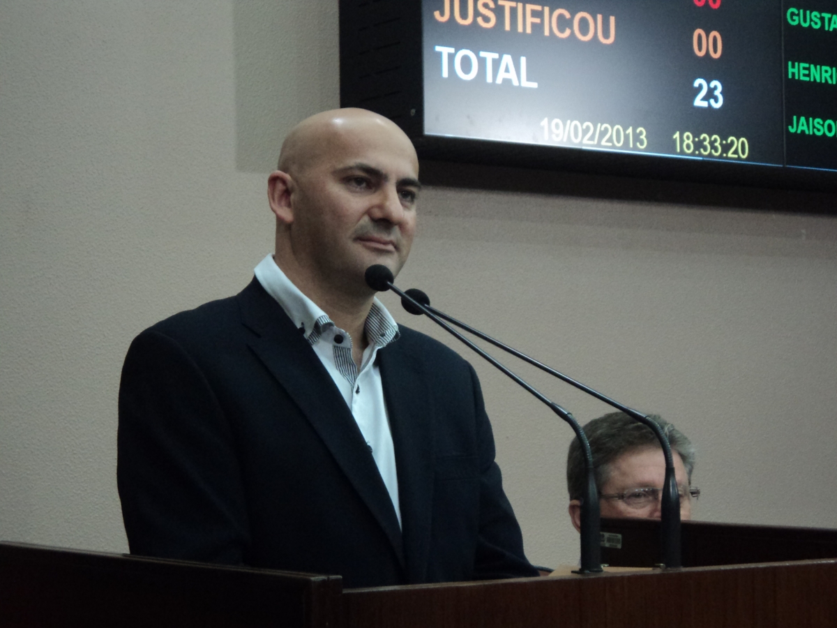 Jaison Barbosa entrega pedido ao presidente da Assembleia Legislativa