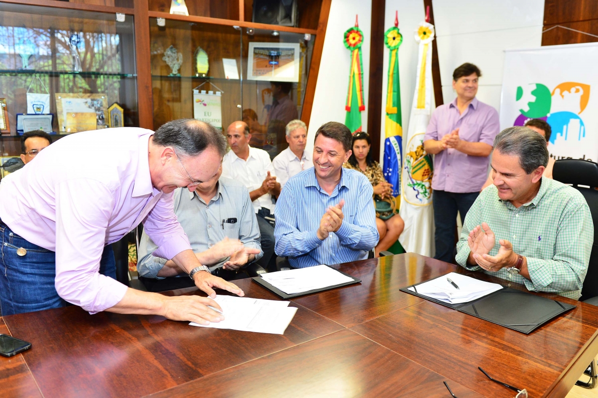 Vereador Mauro Pereira comemora assinatura da ordem de início das obras da Rua Rodrigues Alves