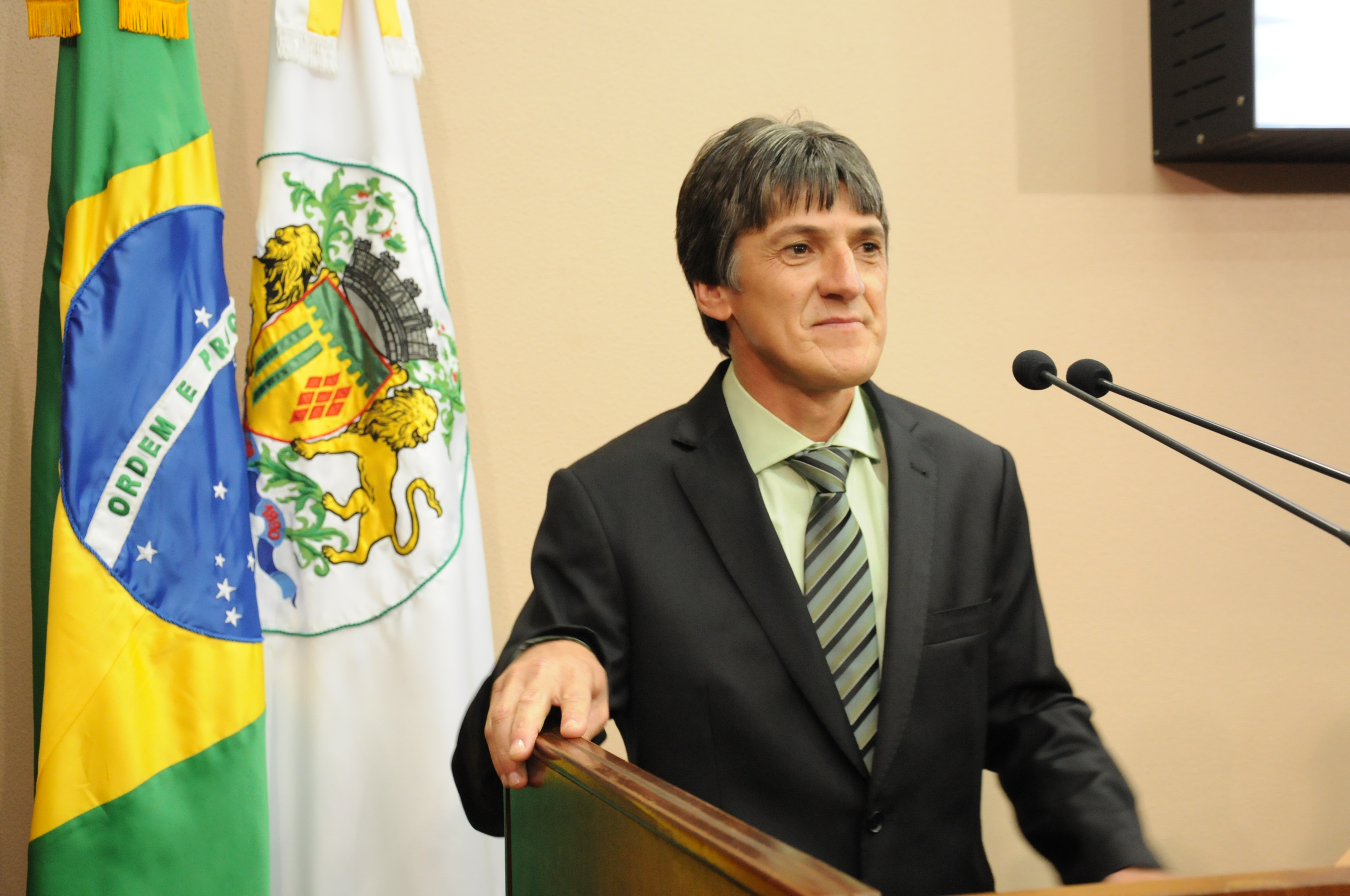 Kiko Girardi elogia o secretário de Habitação na regularização de energia na Vila Sapo