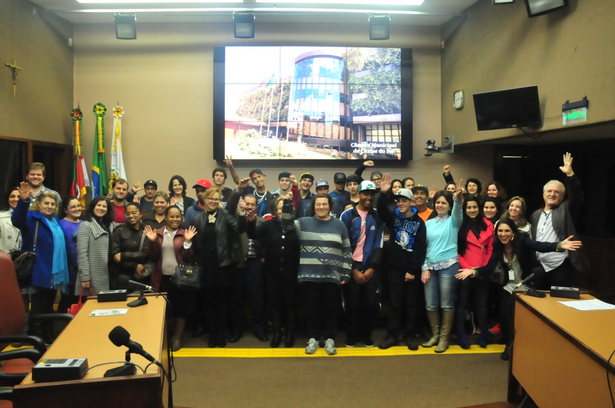 Estudantes da EJA da Escola Municipal Caldas Júnior visitam o Legislativo caxiense