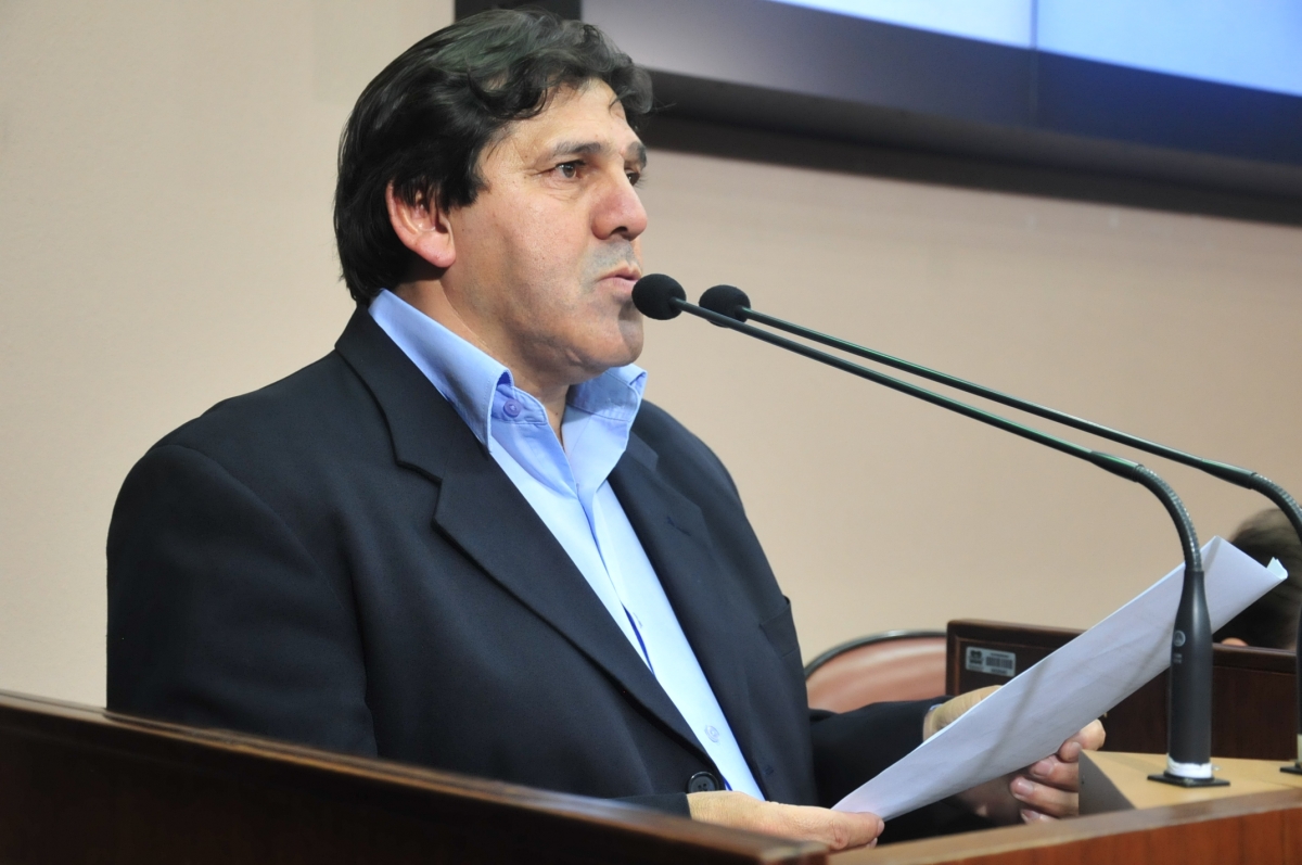 Parlamentar Henrique Silva parabeniza os servidores da Câmara Municipal pelo trabalho que executam