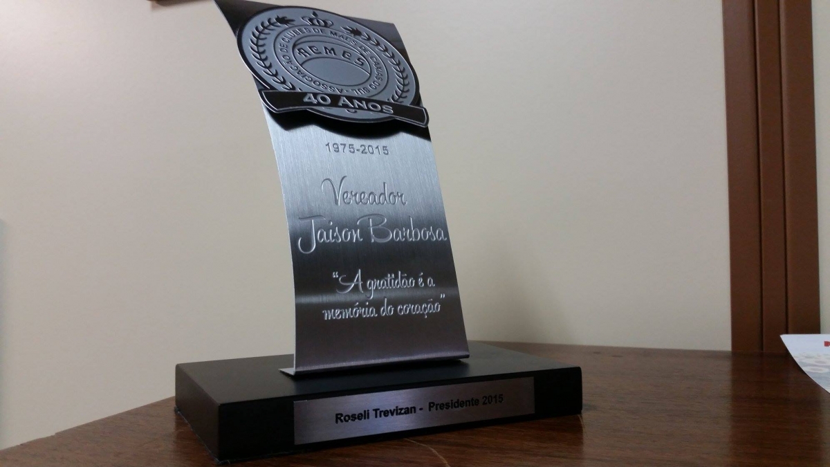 Jaison Barbosa recebe troféu 40 anos da Associação dos Clubes de Mães