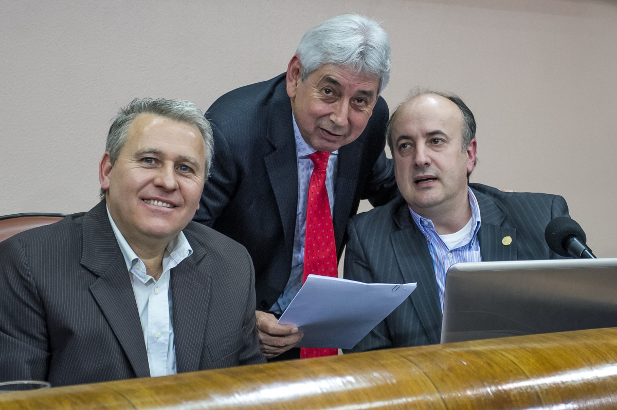Adelino Teles e Jose Dambros são empossados como vereadores da Câmara