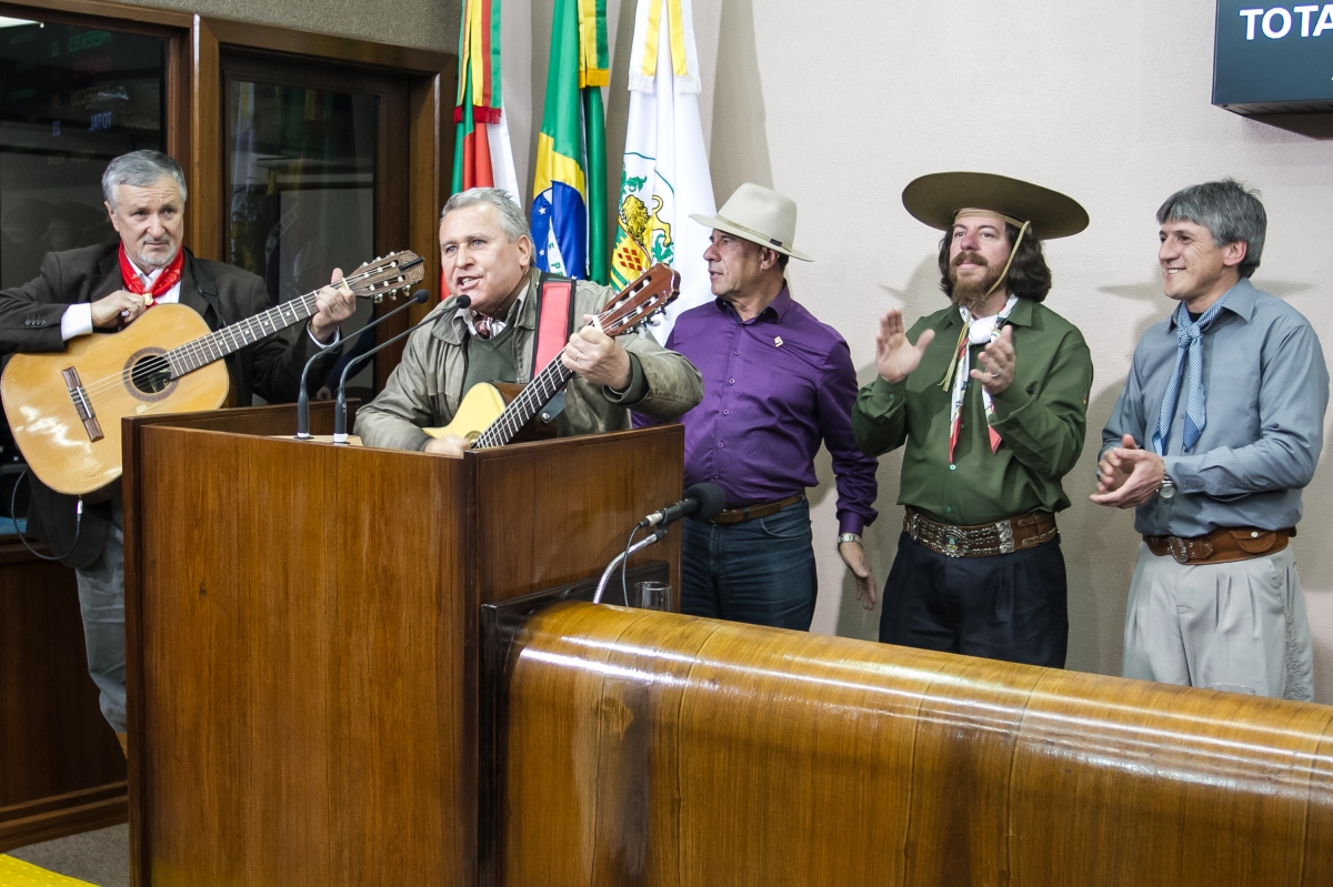 José Dambrós leva música tradicionalista à tribuna do Legislativo