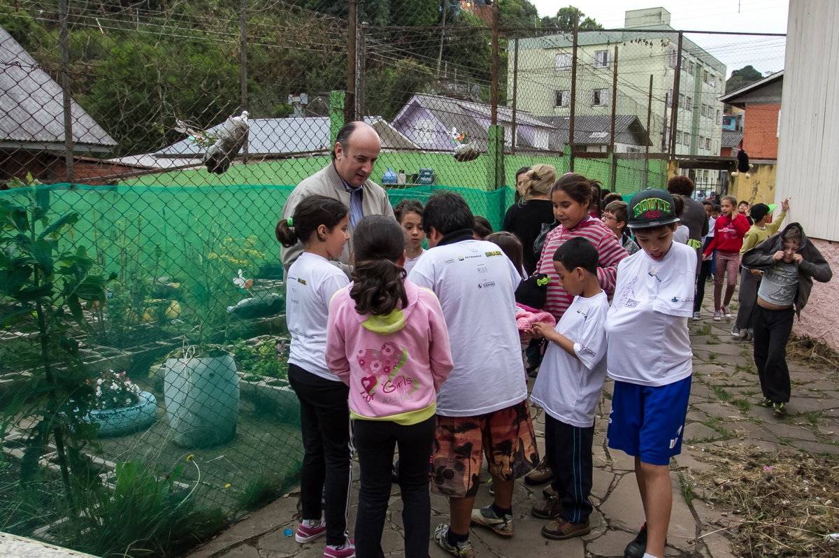 Presidente do Legislativo conhece horta de escola criada por estudantes