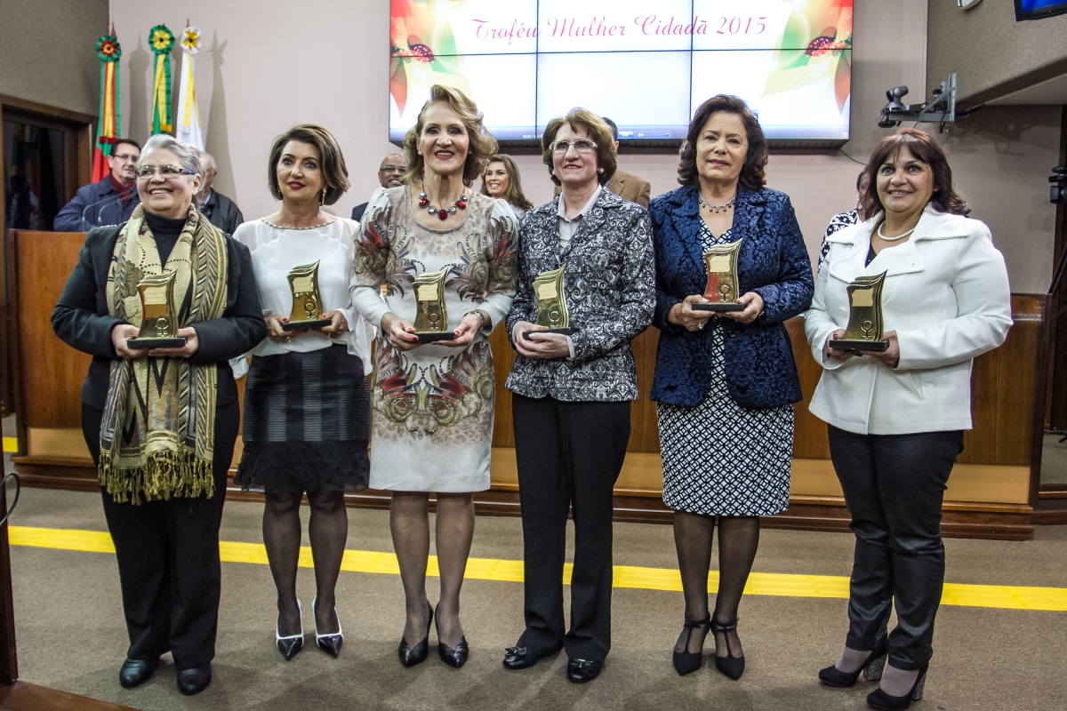 Caxienses lotam a Casa do Povo em reverência às homenageadas com o Troféu Mulher Cidadã 2015