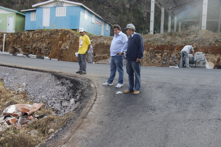 Leia mais sobre Henrique Silva e o presidente da AMOB do Pôr-do-Sol acompanham obras no bairro