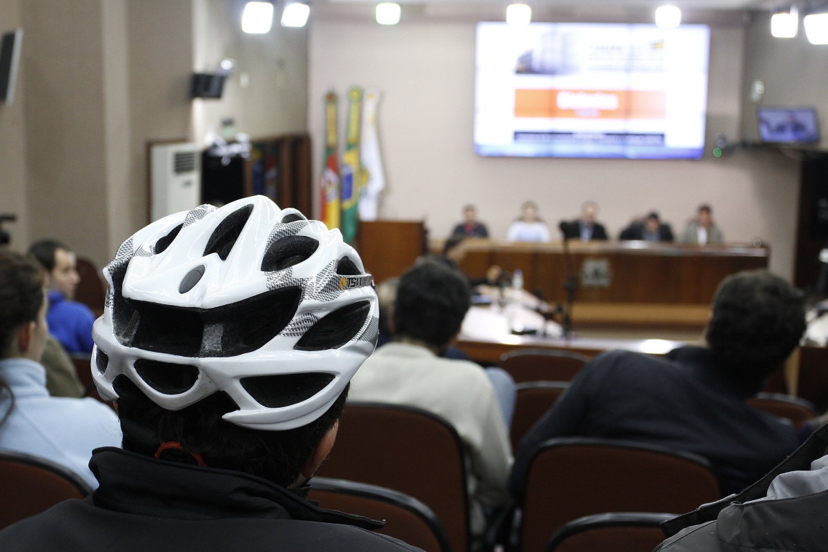 Ciclistas defendem criação de ciclovias em audiência pública