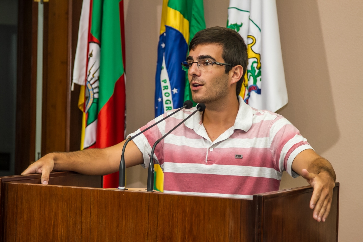 Rafael Bueno critica a falta de cuidado da comunidade para com o patrimônio público