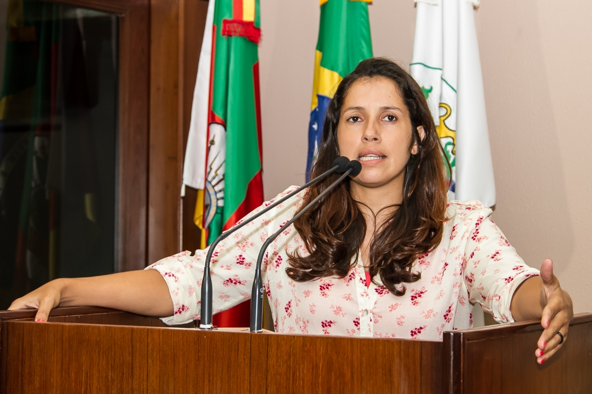 Denise Pessôa utiliza a tribuna para criticar a abertura de uma secretaria para a primeira-dama do Estado