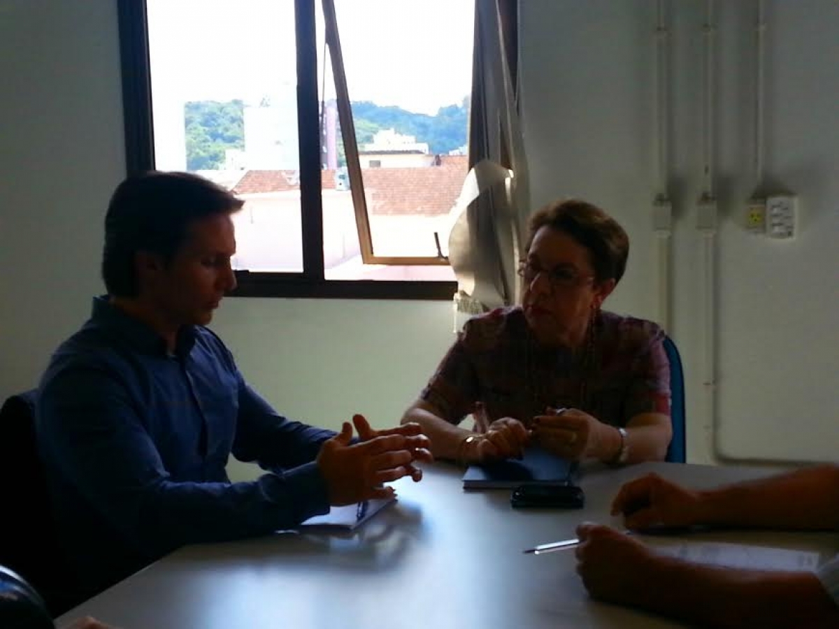 Vereador Daniel Guerra reúne-se com a secretária municipal da Saúde