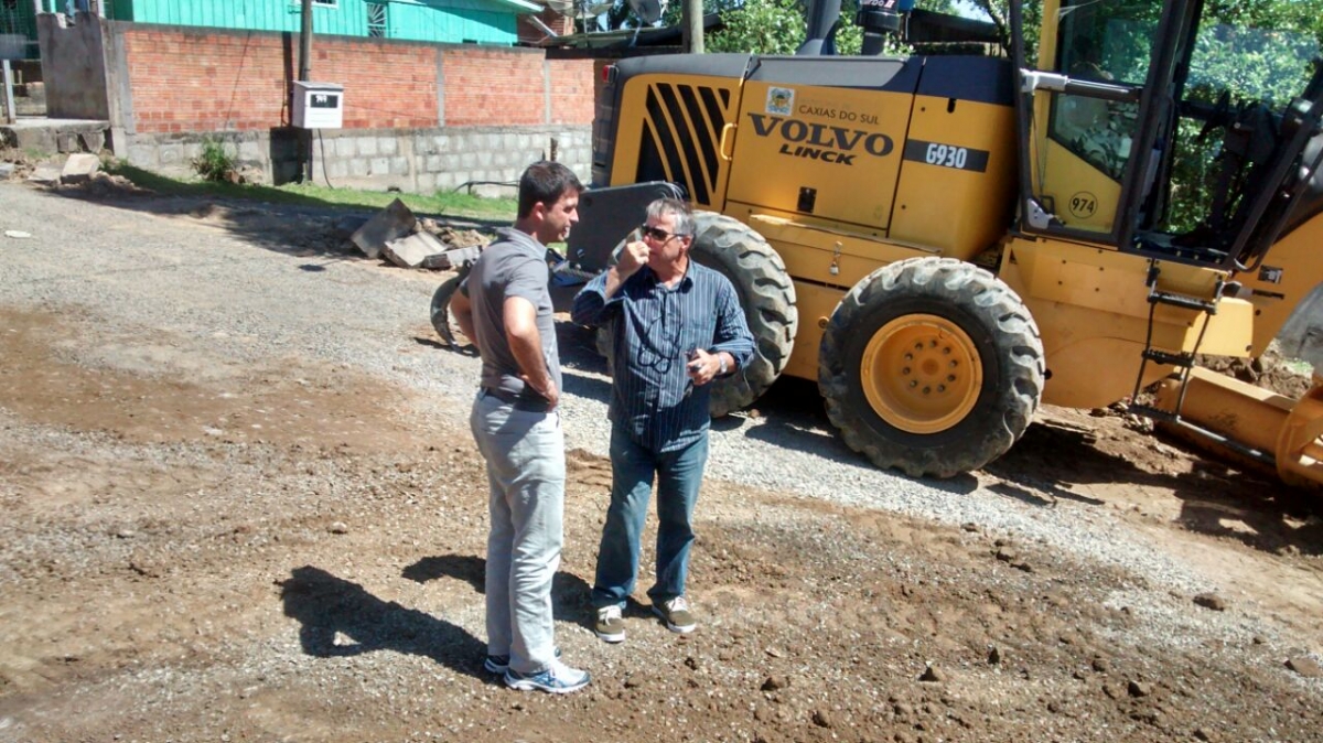 Vereador Neri, O Carteiro/SD acompanha as obras de pavimentação no Loteamento Binotto