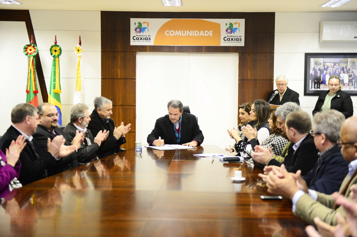 Pedro Incerti acompanha assinatura da ordem de início do Centro de Atenção ao Turista
