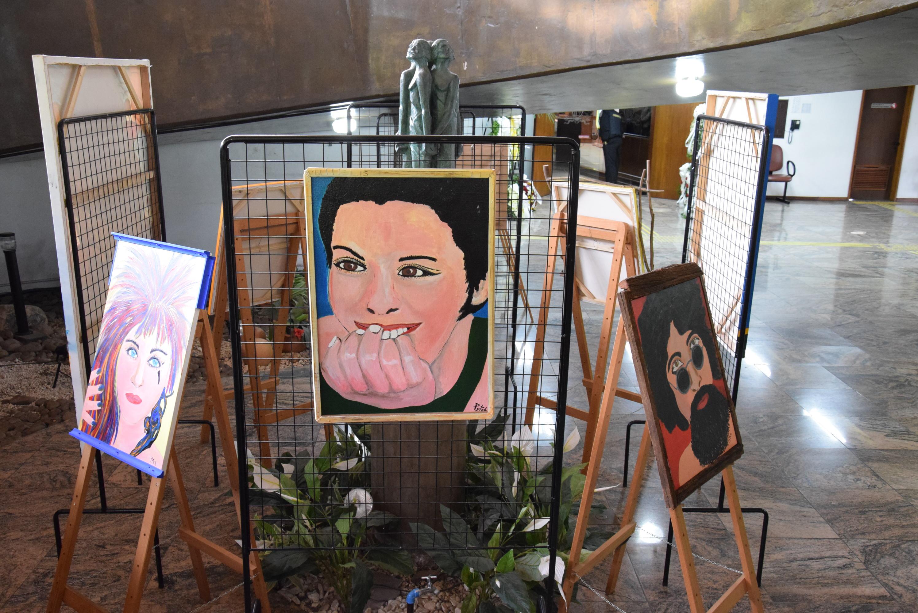Retratos e autorretratos têm destaque na mostra do Espaço Cultural Mário Crosa