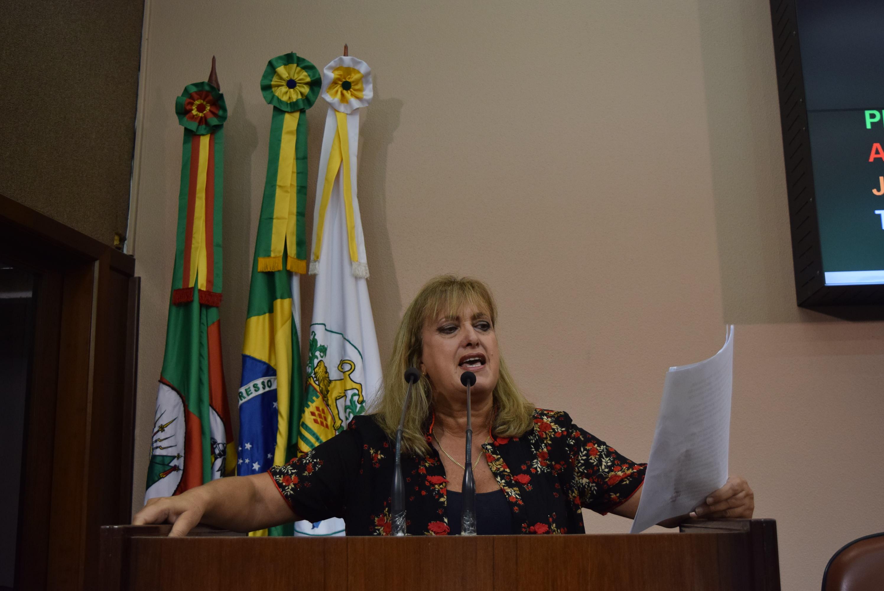 Leia mais sobre Ana Corso convida a população para manifestos pró-governo Dilma de sexta-feira