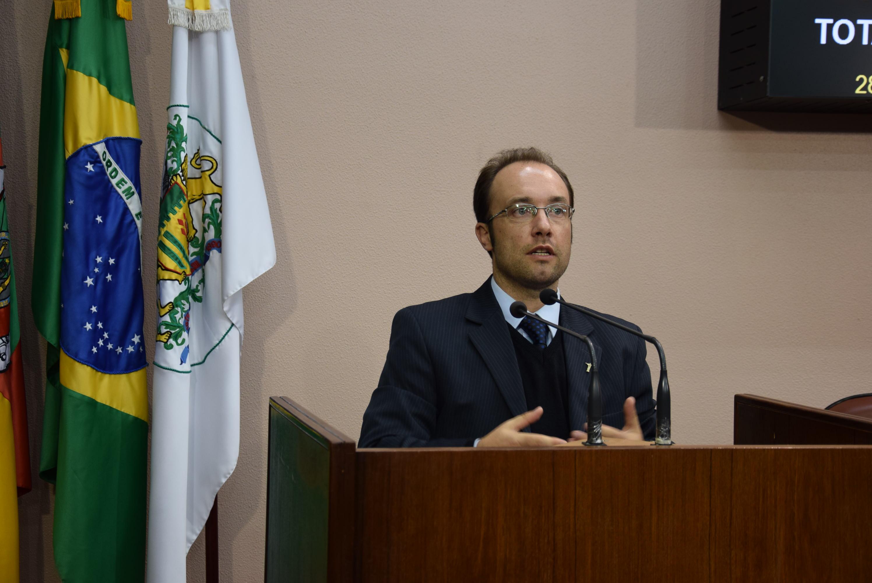 Felipe Gremelmaier agradece a Roberto Louzada pelo trabalho à frente da Secretaria Municipal de Segurança