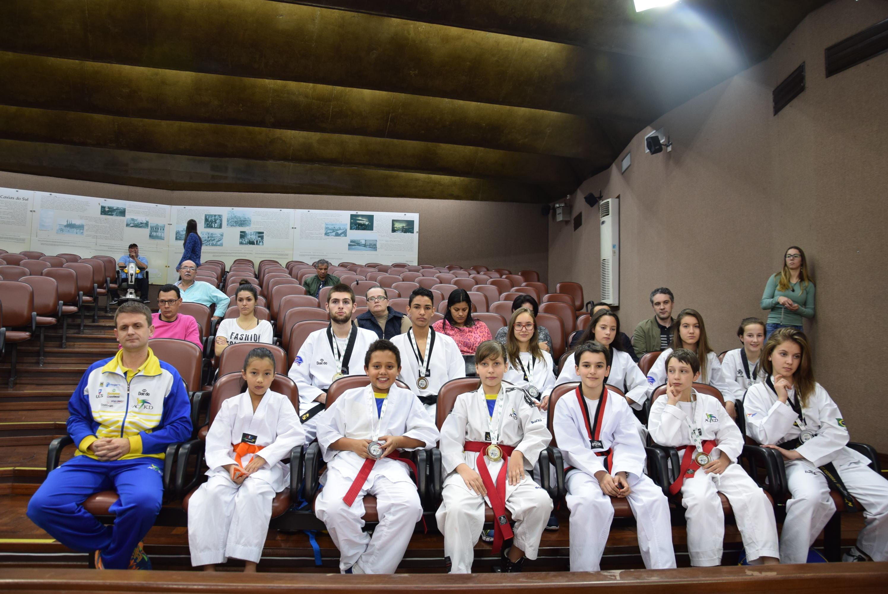 Atletas de taekwondo visitam Legislativo