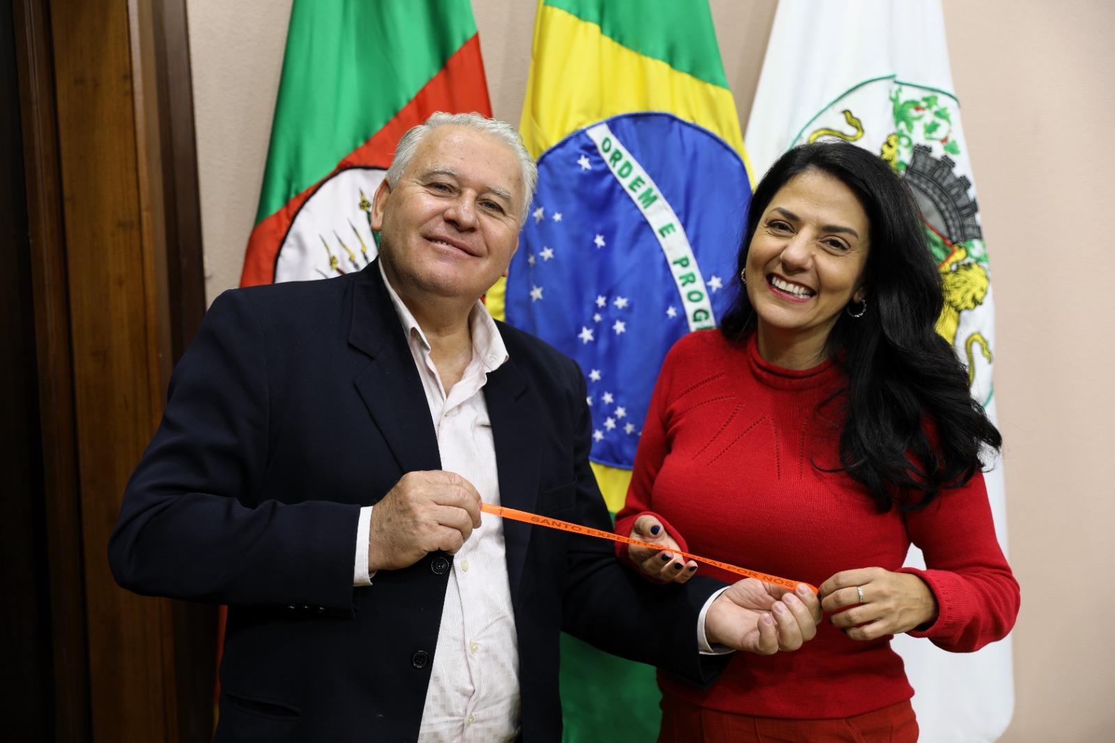 Presidente Marisol Santos recebe do vereador Zé Dambrós fita benta de Santo Expedito