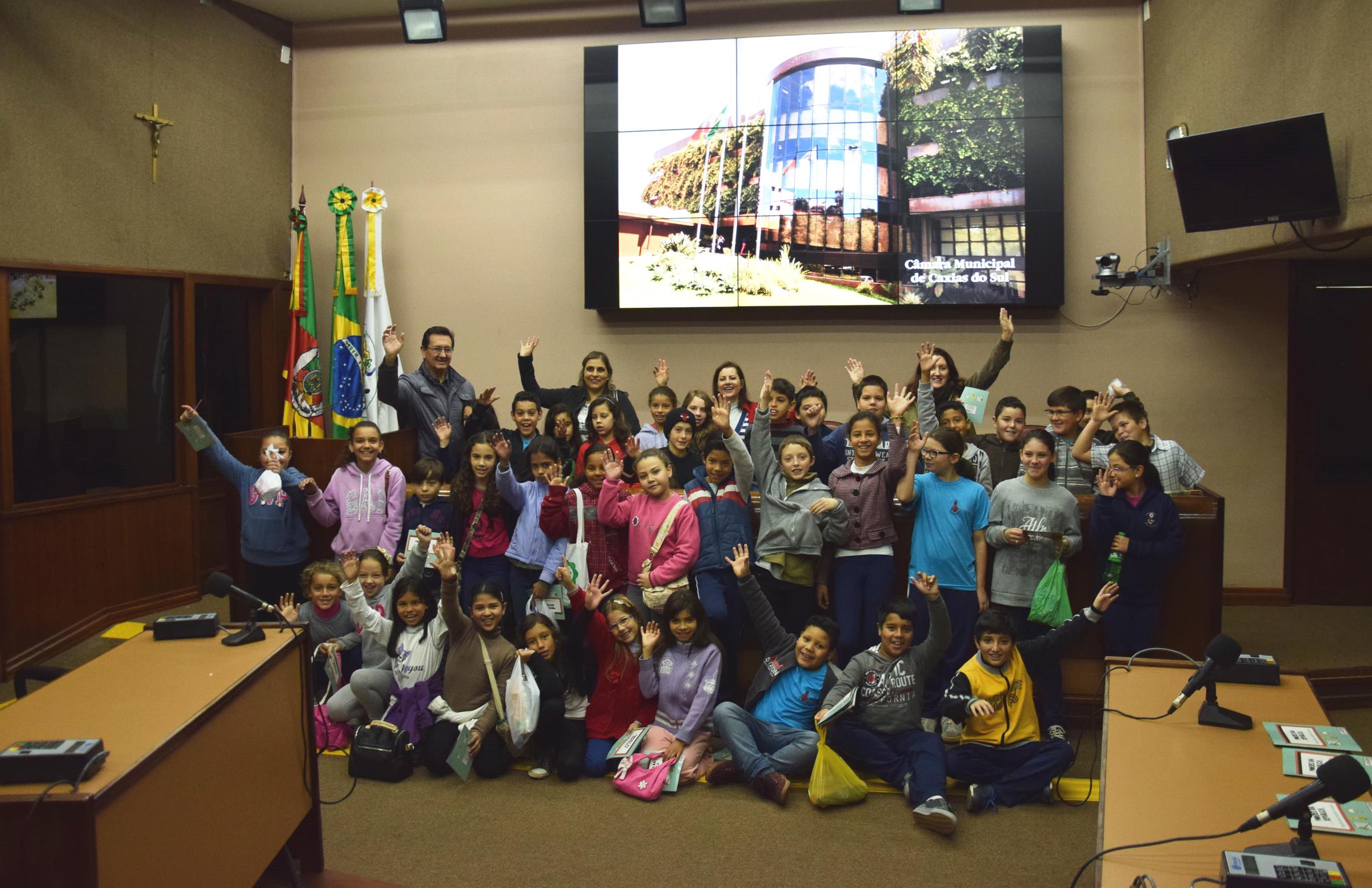Estudantes da Escola Rosário São Francisco visitam o Legislativo caxiense 
