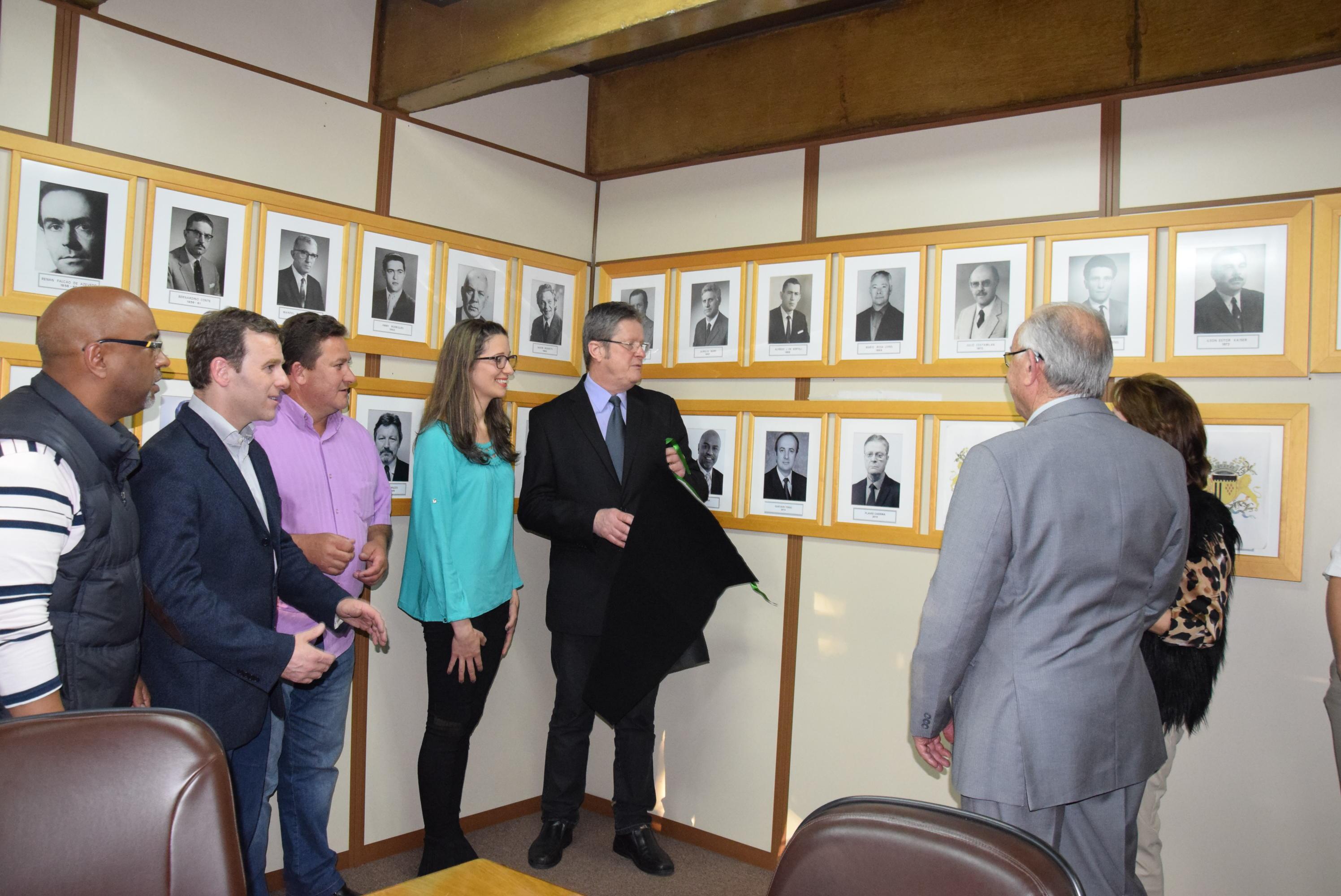 Leia mais sobre Descerrada foto de Flávio Cassina na Galeria dos Presidentes