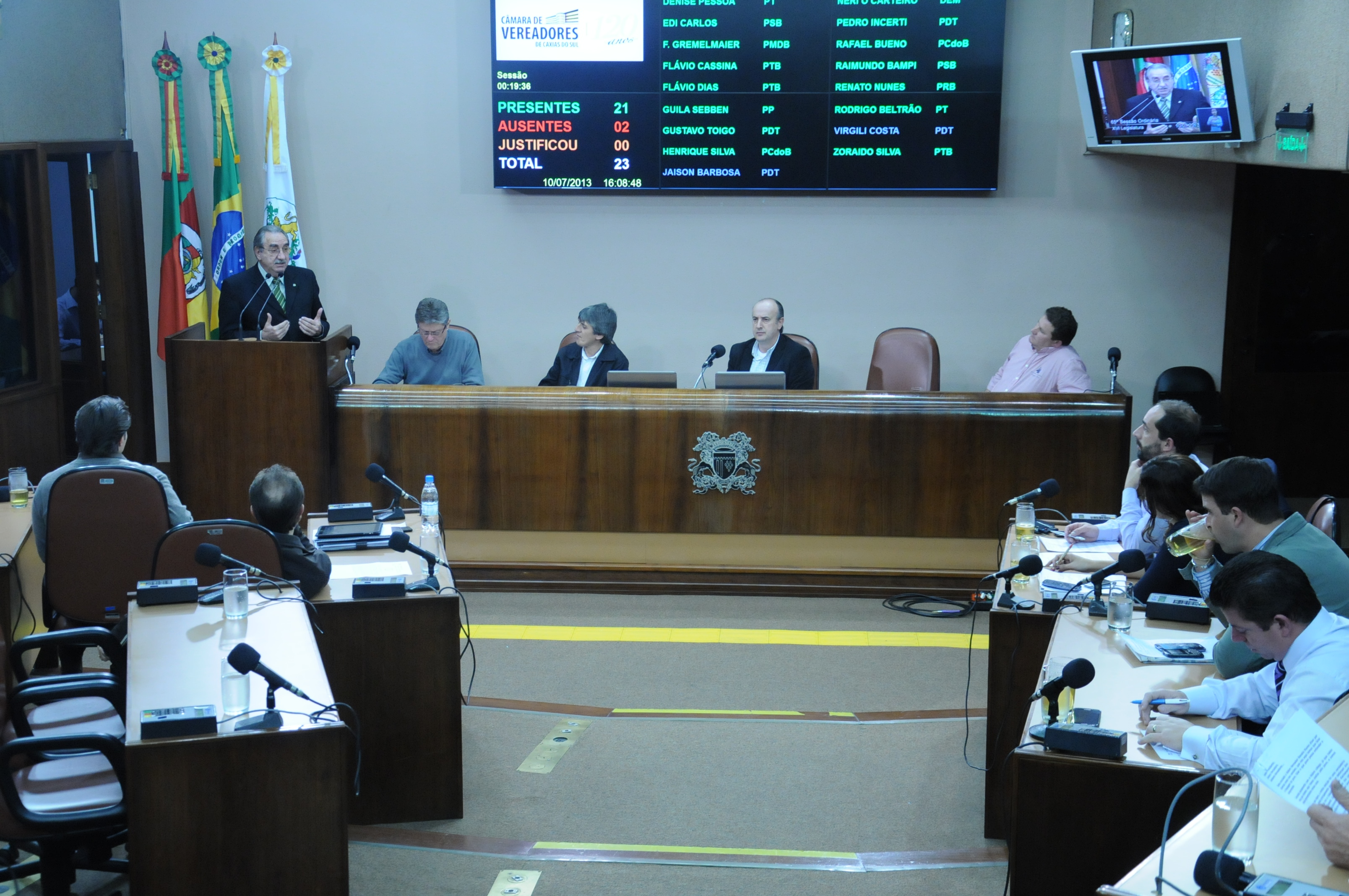 Gerente regional da Anatel no RS ocupa a tribuna do Legislativo caxiense