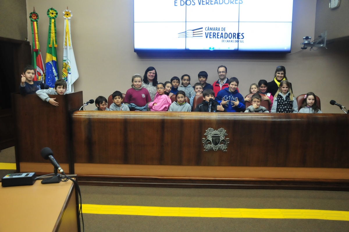 Legislativo caxiense recebe a visita da Escola Municipal Bento Gonçalves