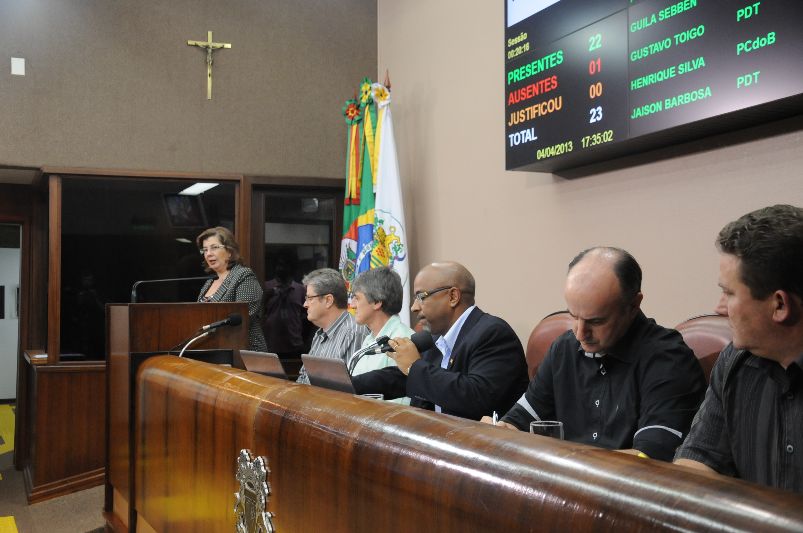 Deputada Maria Helena Sartori apresenta cartilha para mulheres, no Legislativo caxiense