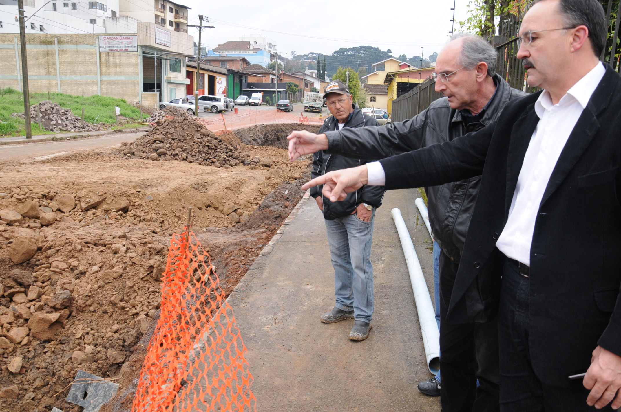 Mauro acompanha obras de construção da rede suplementar de macrodrenagem no bairro Garbin