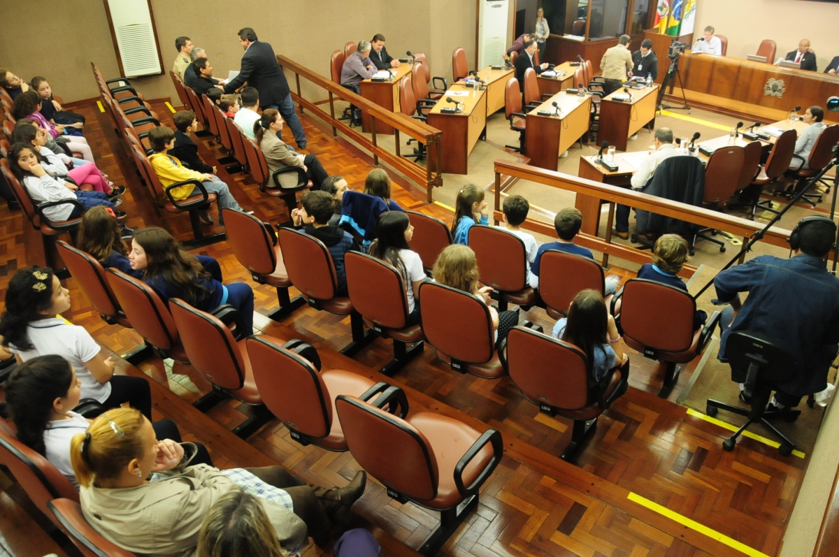 Alunos da Escola Estadual Matteo Gianella assistem à abertura da sessão ordinária